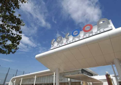 �������ܐV�s�S�w�̓����ɗאڂ����^�V���b�s���O���[���B�t�@�b�V�����A�G�݁A���X�g�����A��^���X�A�V�l�}�R���v���b�N�X�Ȃǖ�100�̐��X���W�܂��Ă��܂��B