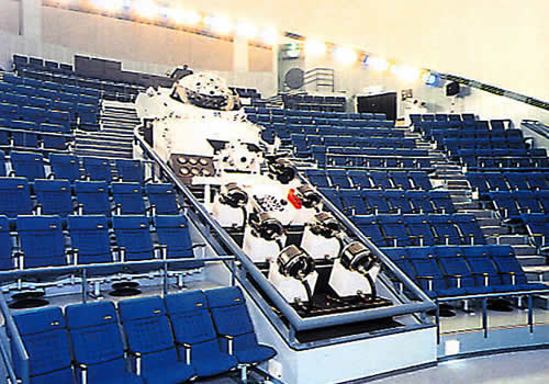 �v���l�^���E���ł́A�X�Ό^���a23m�h�[���X�N���[���ɔ��͂̂���f���Ɩ�26000�̐��Ŕ�����������Č����Ă���B